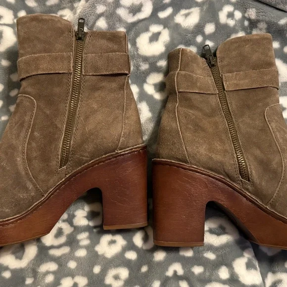 Born Hailey Platform Ankle Boots Like New - Picture 4 of 11